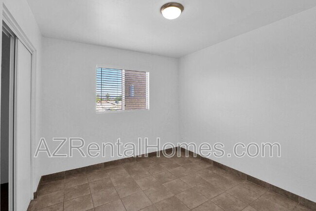 Building Photo - 1712 E Pepper Cir