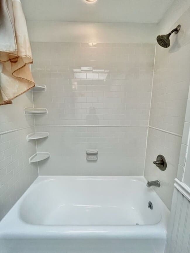 Building Photo - Great 4 BR 3 BA townhouse in great quiet s...