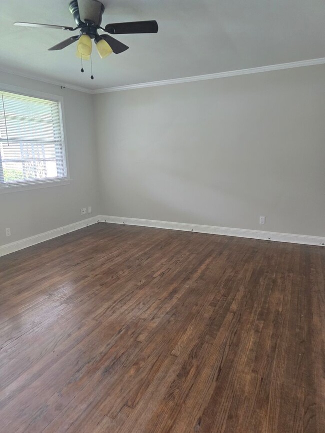 Building Photo - 3 bedroom 2 bathroom
