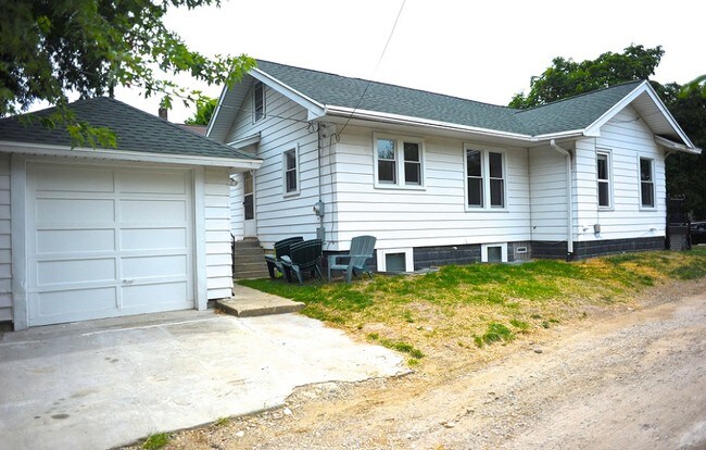 Building Photo - 1213 Lake Michigan Dr NW