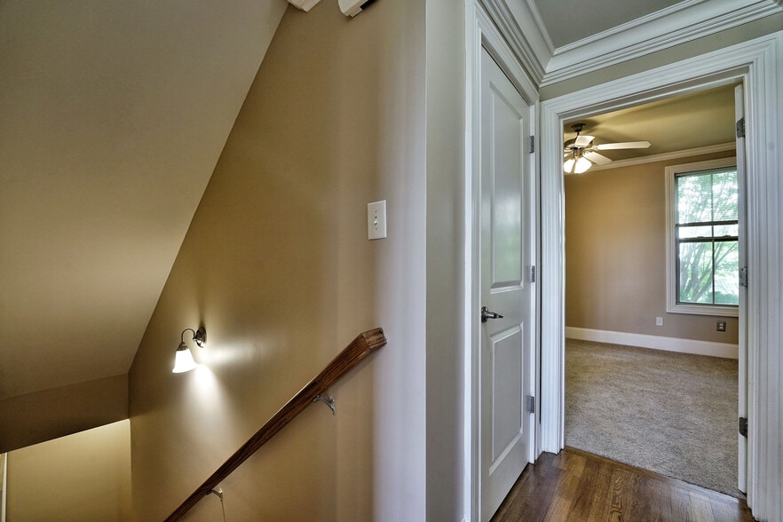 Building Photo - 307 Le Gran Bnd