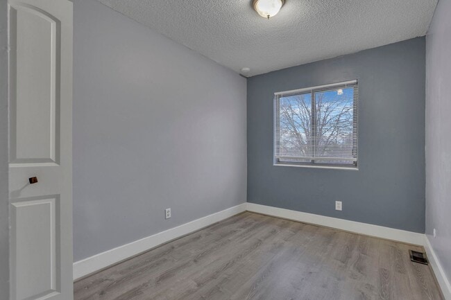 Building Photo - Beautiful 3 Bedroom 1.5 Bathroom Townhome Minutes from Easton