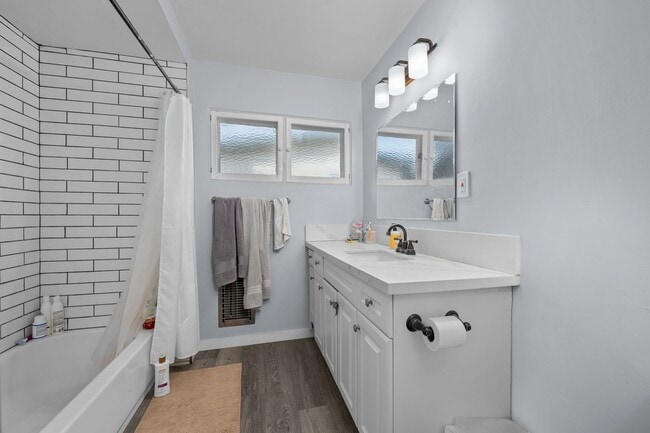 Building Photo - Large backyard - no back house!