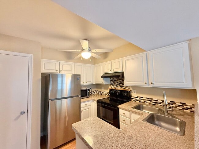Building Photo - Newly Remodeled 2BD, 1.5BA Raleigh Condo in Prime Location with HOA Amenities