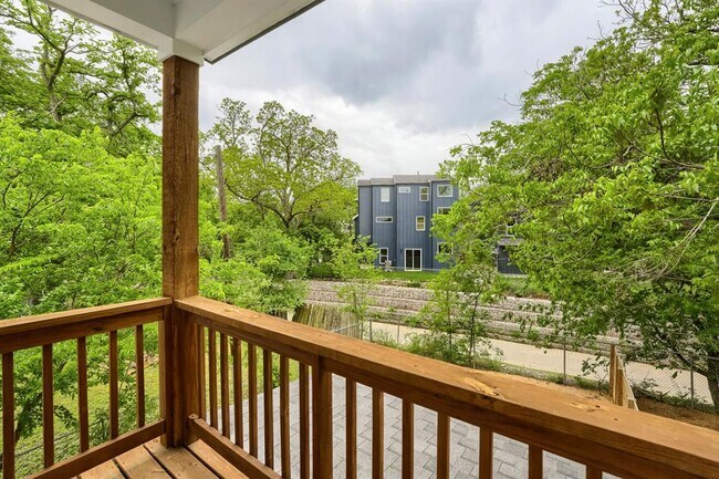 Building Photo - 4805 Sara Dr