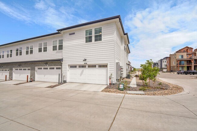 Building Photo - Sterling Ranch 3bed 3bath - like NEW!
