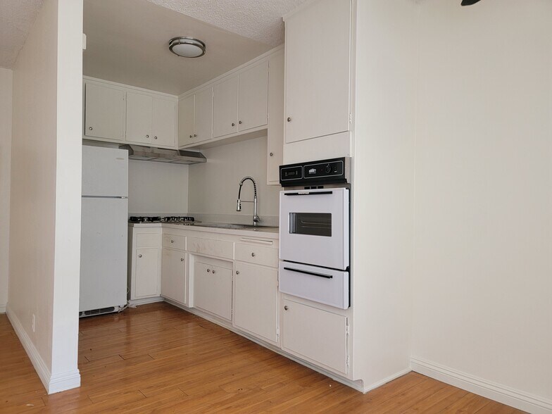 Building Photo - 827 S St Andrews Pl