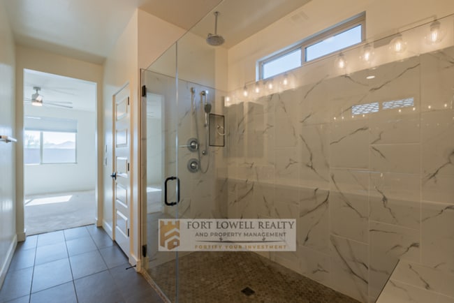 Building Photo - 8443 S 164th Dr