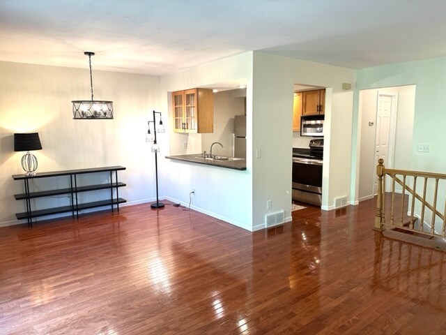 Dining room - 334 W 5th St