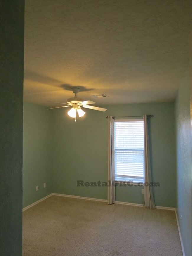 Building Photo - Moore 3/2 bed plus office and a storm shelter! Great schools, great access!