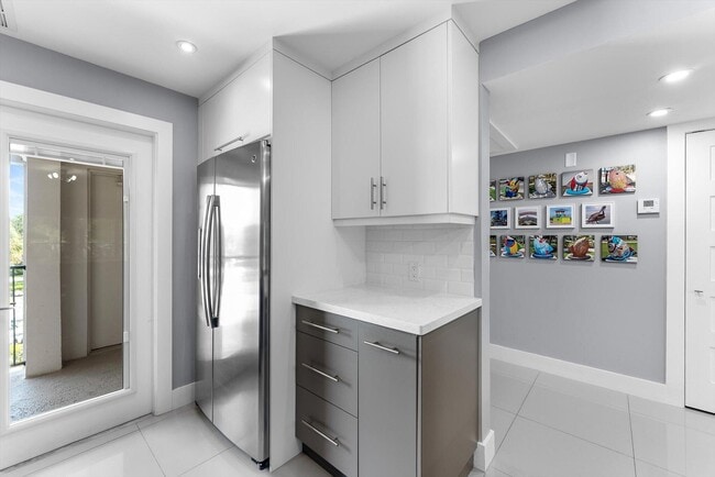 Building Photo - 3200 N Palm Aire Dr