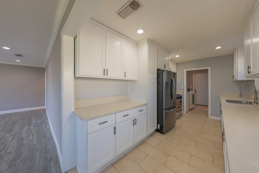 Building Photo - 14947 Chatsworth St