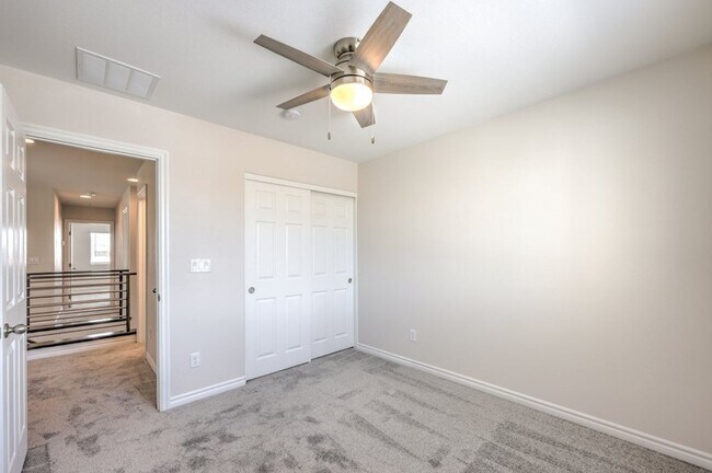 Building Photo - Fully Upgraded - 4bedroom & 2.5 bathrooms-