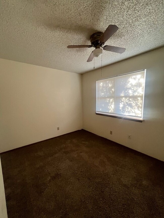 Building Photo - Townhouse with Garage!