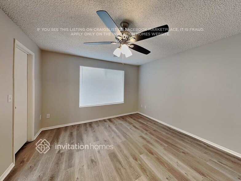 Building Photo - 5552 W Carol Ave