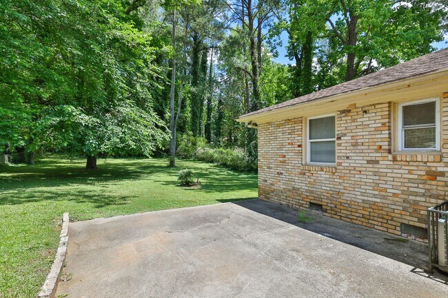 Building Photo - 1260 Shore Dr SW