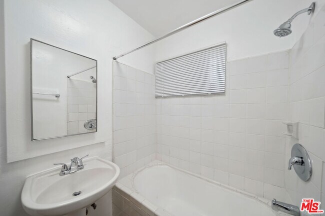 Building Photo - 1237 Havenhurst Dr