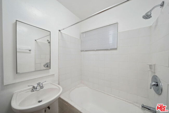 Building Photo - 1239 Havenhurst Dr
