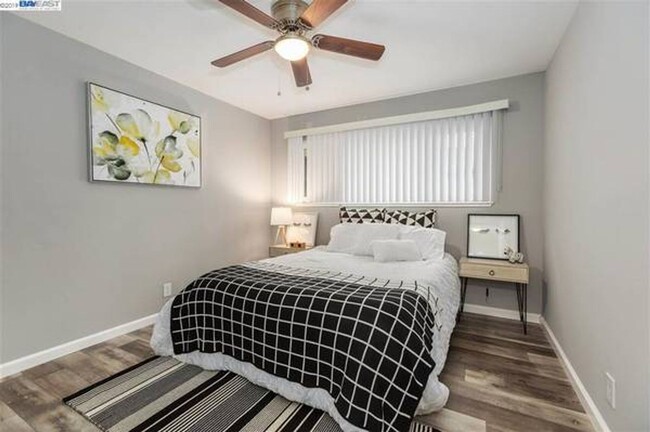Building Photo - $2,490 - THE NICEST FIRST FLOOR CONDO IN P...