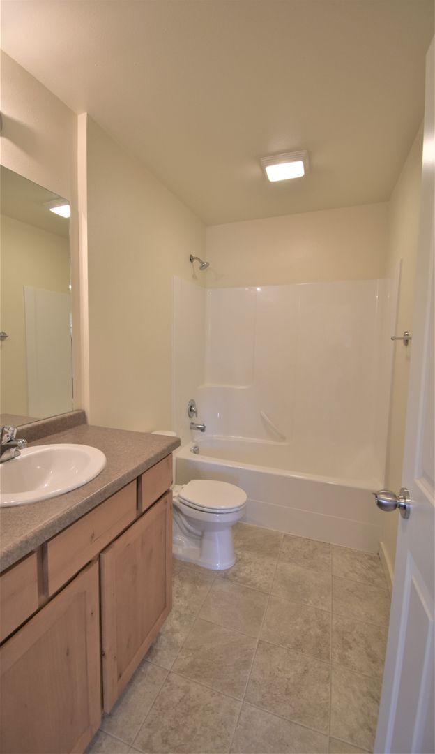 Building Photo - Top Floor 2Bed 1Bath apartment! Close to M...