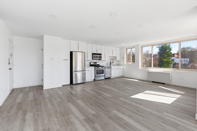 Building Photo - 4000 Tunlaw Rd NW