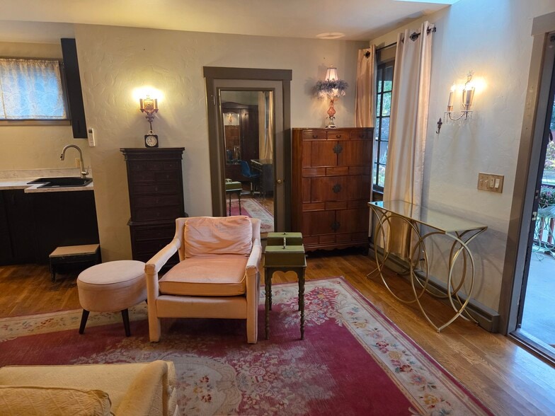 Building Photo - 1524 Brawne Ave NW