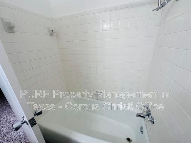 Building Photo - 4006 Panama Dr