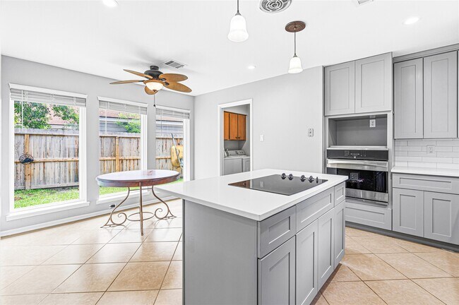 Building Photo - 1046 Apache Falls Dr