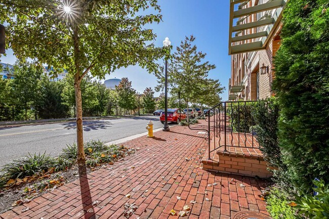 Building Photo - Updated 3br/2.5ba Condo Townhome Alexandria Walk to Metro