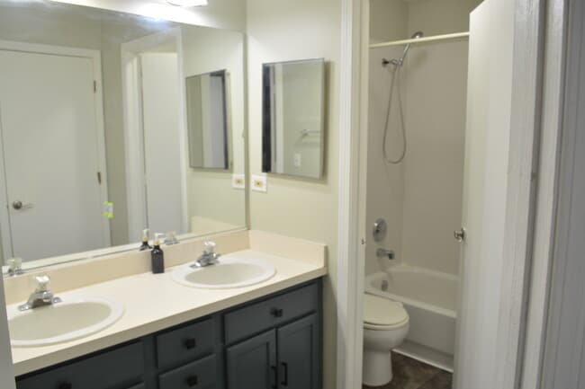 Building Photo - 1401 Grayshire Ct