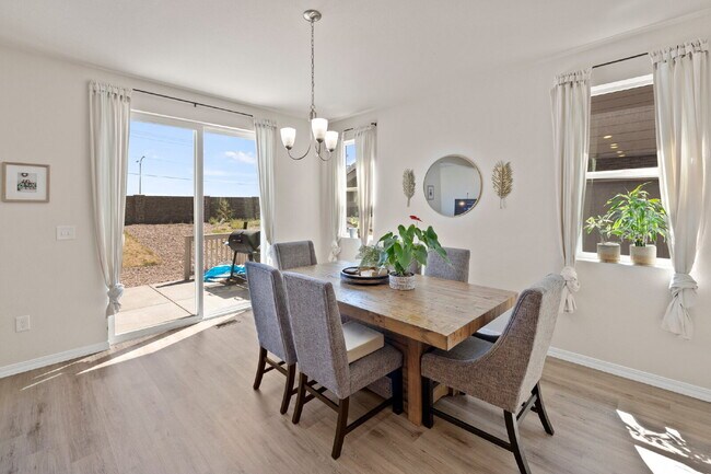 Building Photo - Bright and Beautiful Home with Gourmet Kit...
