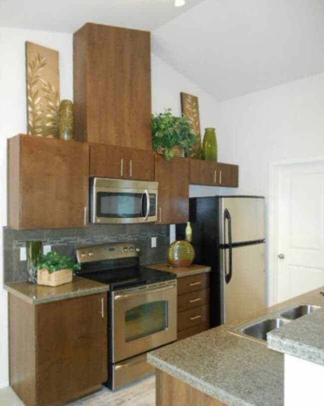 Building Photo - Amazing location with private yard space