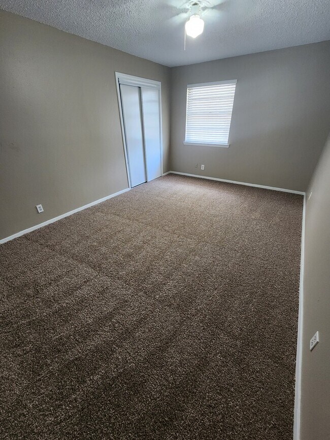 Building Photo - 3 bed 2 bath, 2 story townhome, 2 car garage