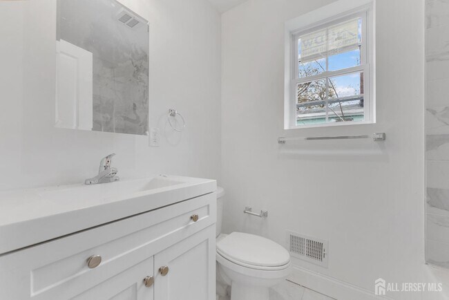 Building Photo - 138 Milford Ave