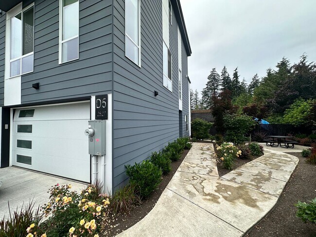 Building Photo - 2527 Gibson Rd