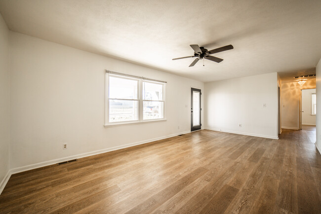 Building Photo - 908 S Maple St