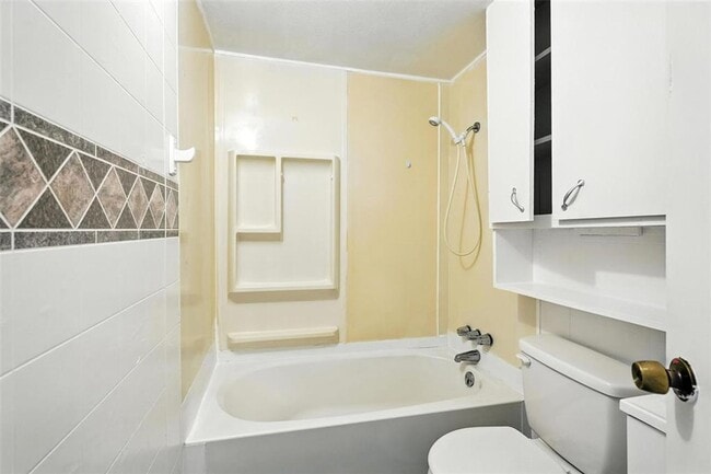 Building Photo - A must see 3 bedroom 2 bath in El Reno!