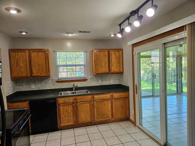 Building Photo - Oak Springs