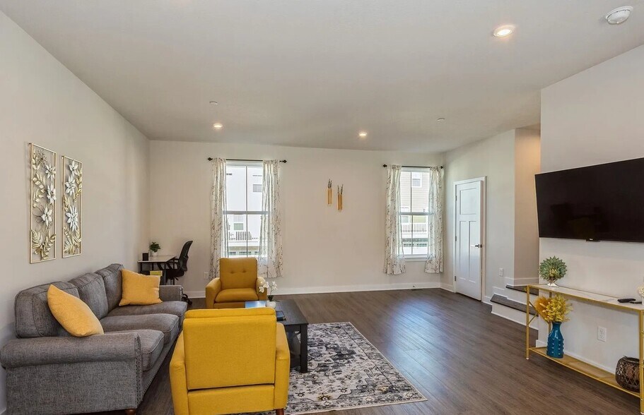 Building Photo - 6702 Sycamore Way