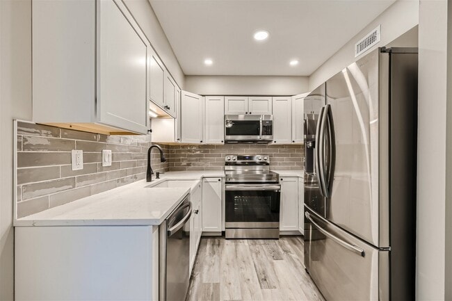 Building Photo - 520 Cressy Rd