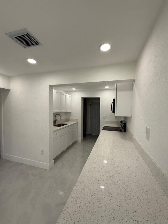 Building Photo - 4400 SW 36th St