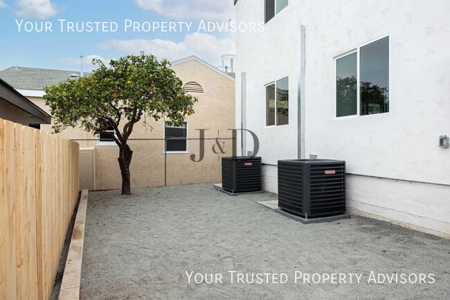 Building Photo - 6750 N Elman St