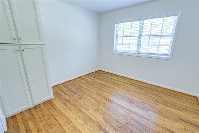 Building Photo - 406 S Ingleside St