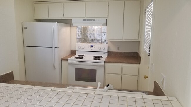 Building Photo - Charming 2-Bedroom Condo for Rent