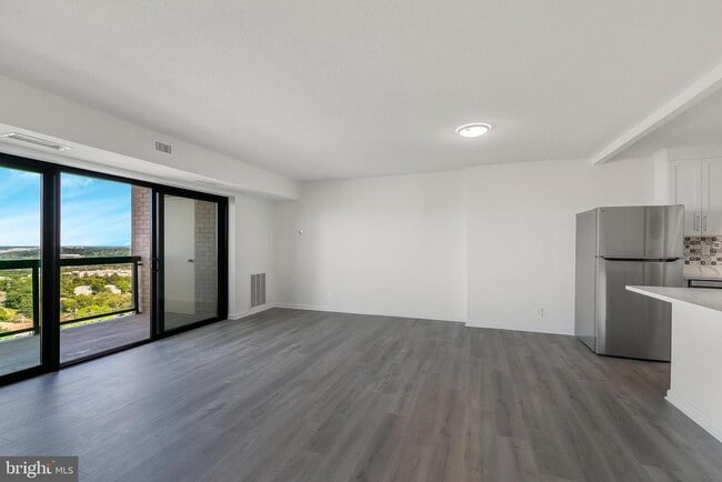 Building Photo - 307 Yoakum Pkwy