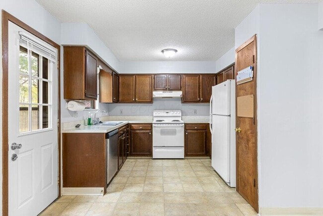 Building Photo - 1690 Watertower Dr