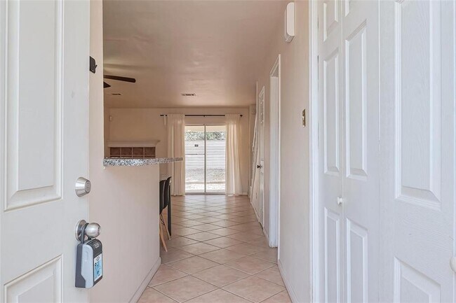 Building Photo - 2030 Plantation Dr