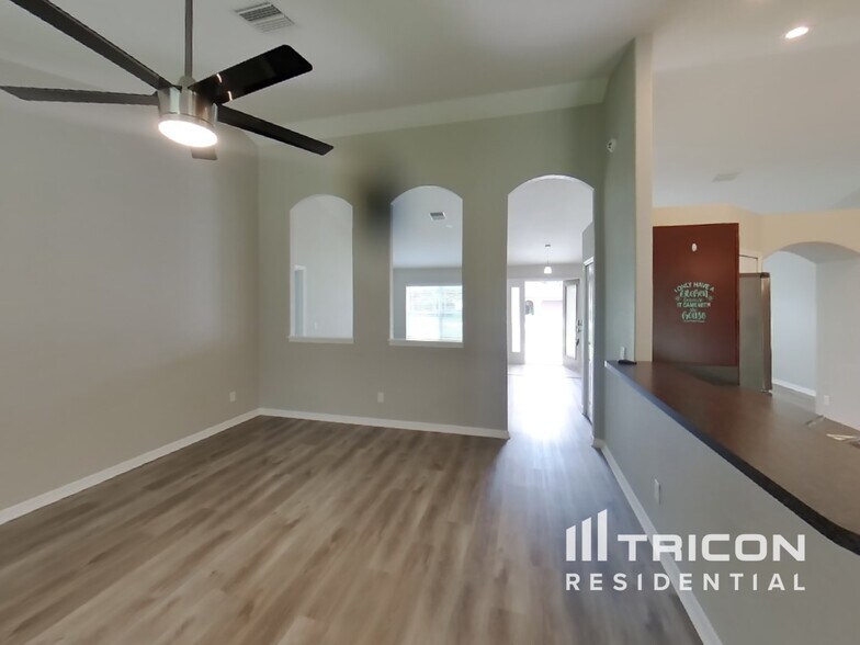 Building Photo - 9241 Sanborn St
