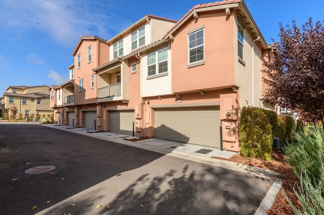 Building Photo - Modern Living in Natomas!