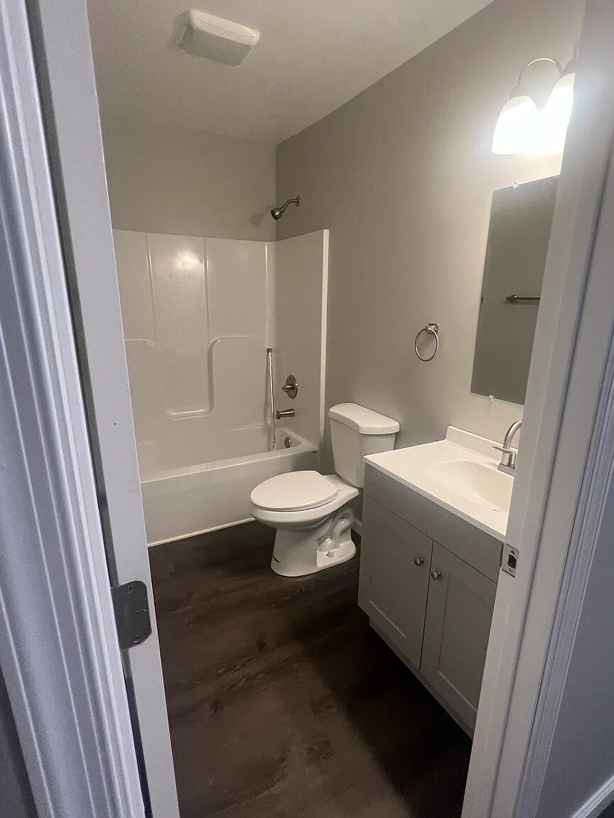 Building Photo - 348 Elm St